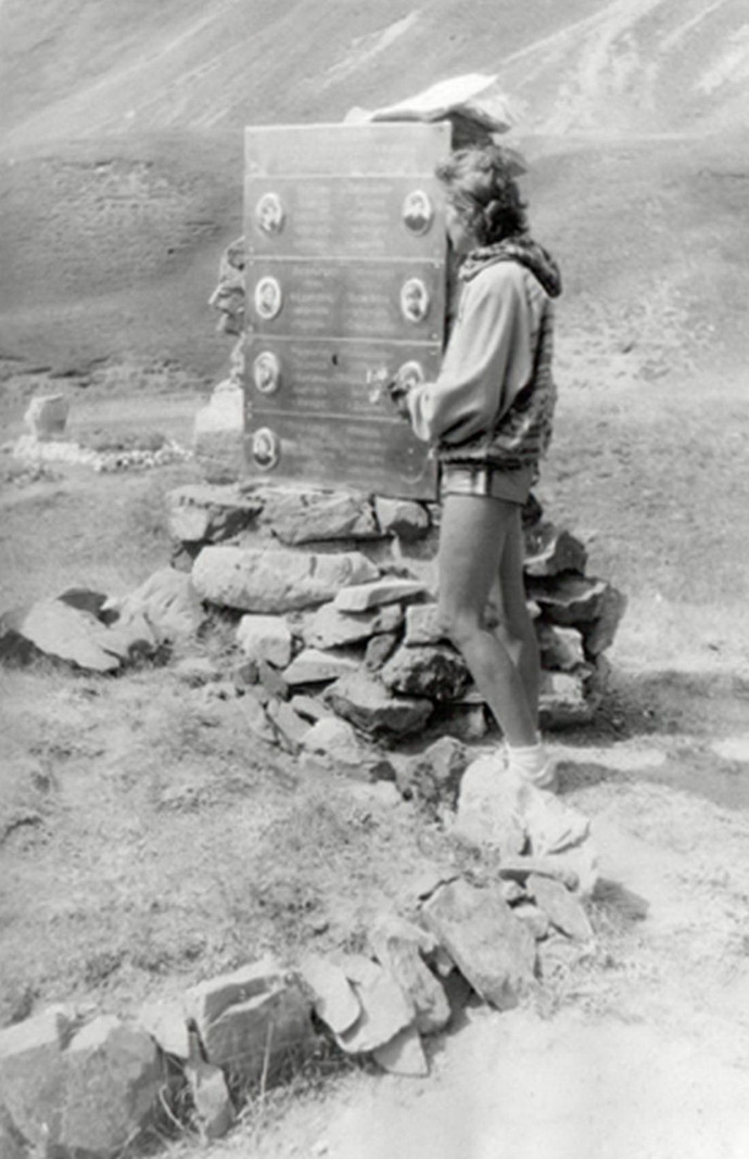 Ирина на Луковой поляне — именно здесь в 1974 году погибли восемь альпинисток