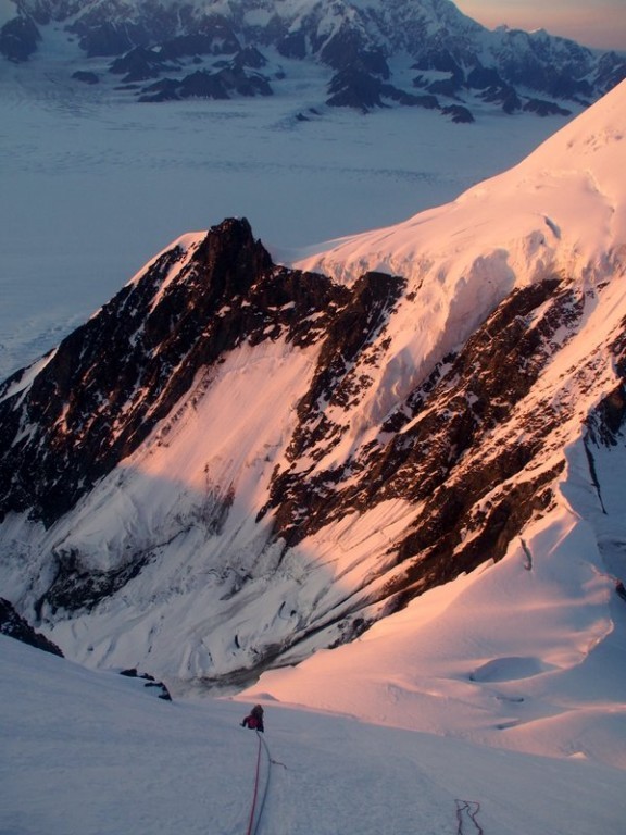 Первое восхождение на вершину горы Маласпина (Mount Malaspina) высотой 3,776 метров