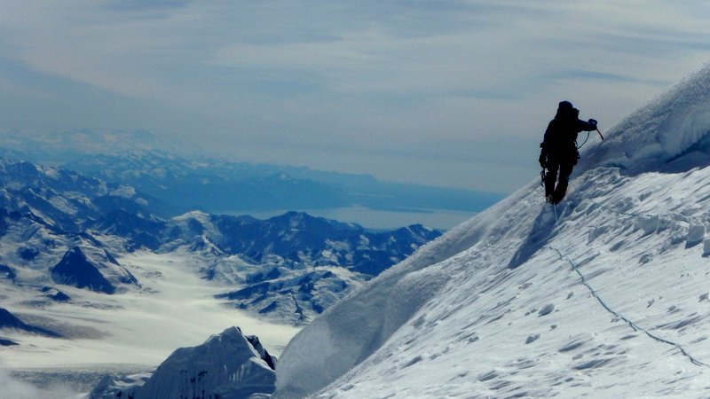 Первое восхождение на вершину горы Маласпина (Mount Malaspina) высотой 3,776 метров
