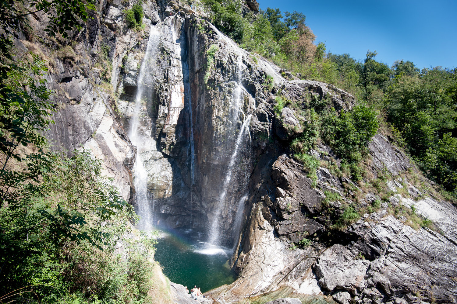 водопад Сальто (Cascata del Salto) у швейцарской деревушки Мажиа (Maggia)
