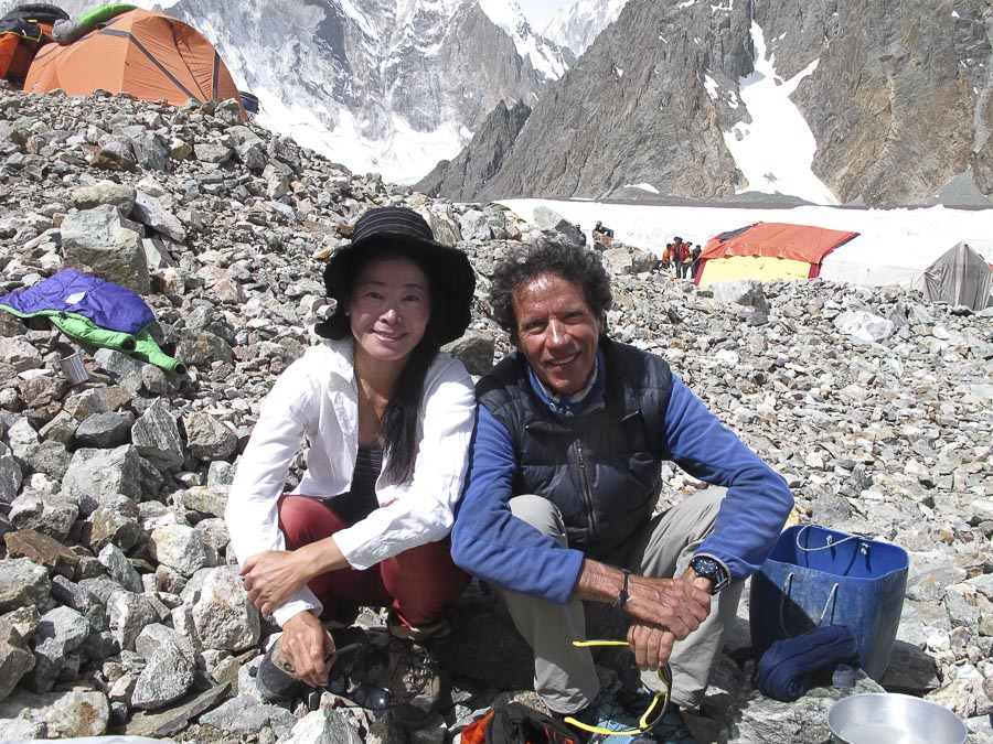 Оскар Кадьяк (Òscar Cadiach) и японская альпинистка Sumiya Tsuzuki на Броуд Пик