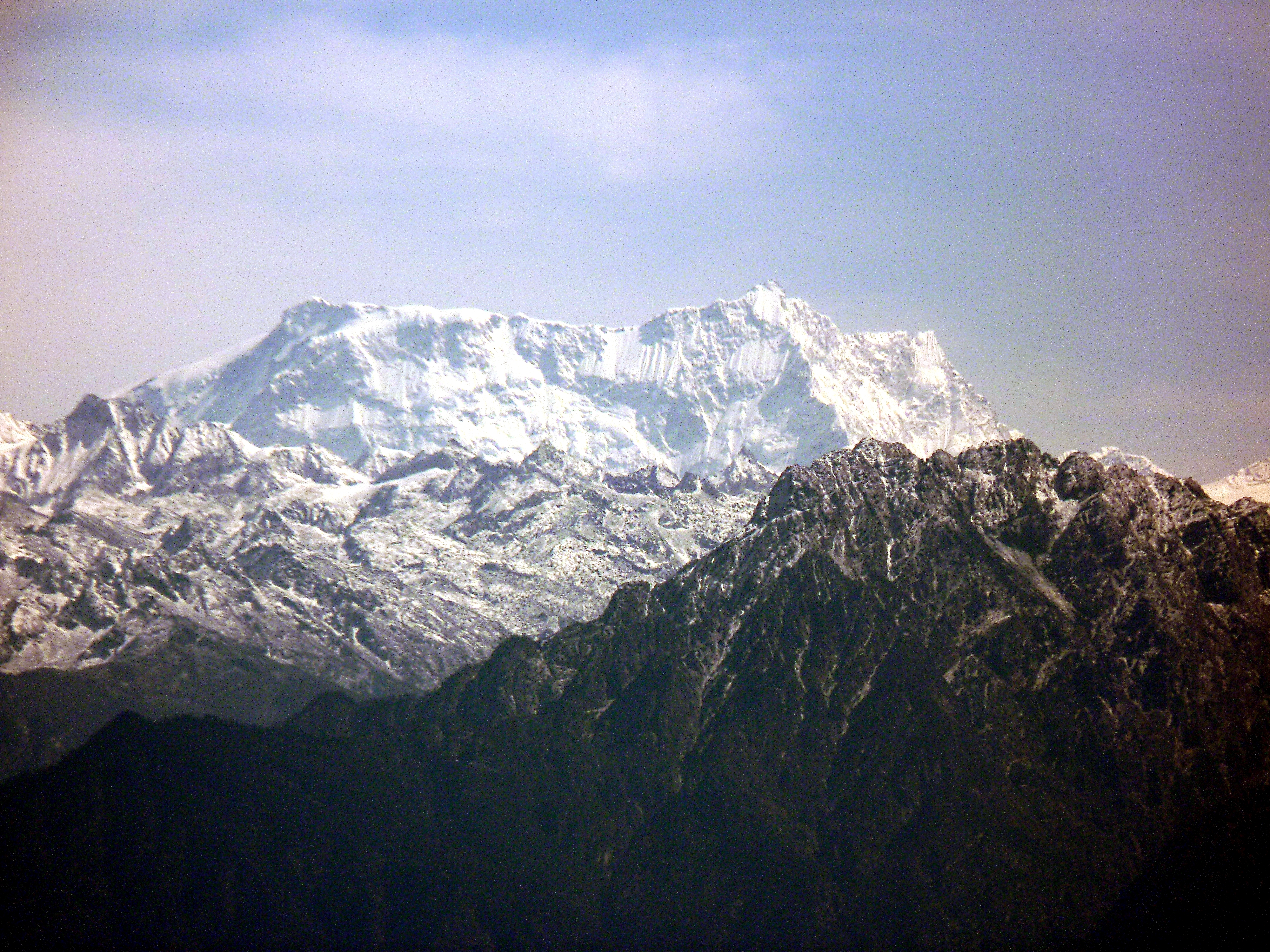  Гангкхар-Пуенсум (Kangkar Pünzum, Kankar Punsum) - высочайшая гора в мире на которую еще не ступала нога человека