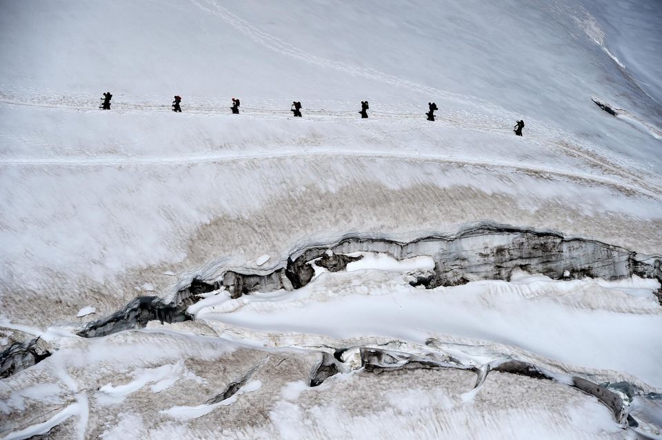 ледник Жент (Géant glacier) на Монблане: группа альпинистов проходит вдоль опасной трещины
