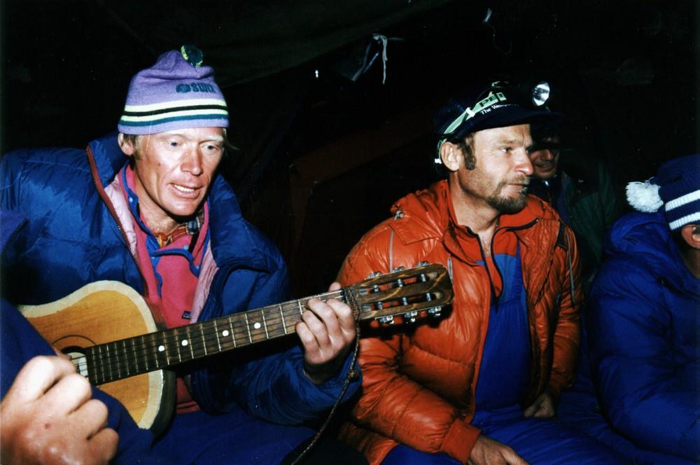 Эверест-1991. Анатолий Букреев и Владимир Балыбердин в палатке базового лагеря