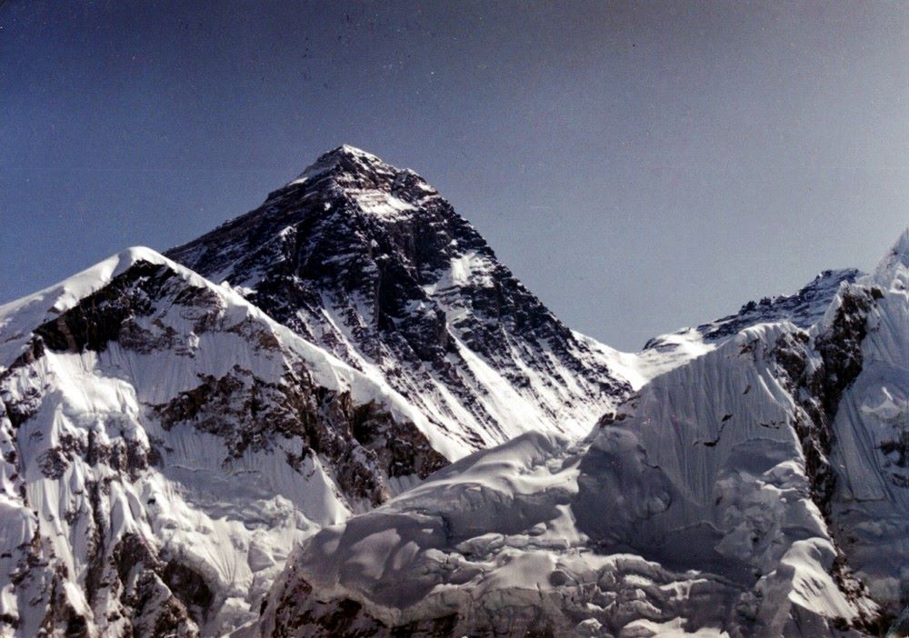 Массив Эверест-Лхотзе-Нудзе с обзорного пика Калапатар. Базовый лагерь - слева на леднике.