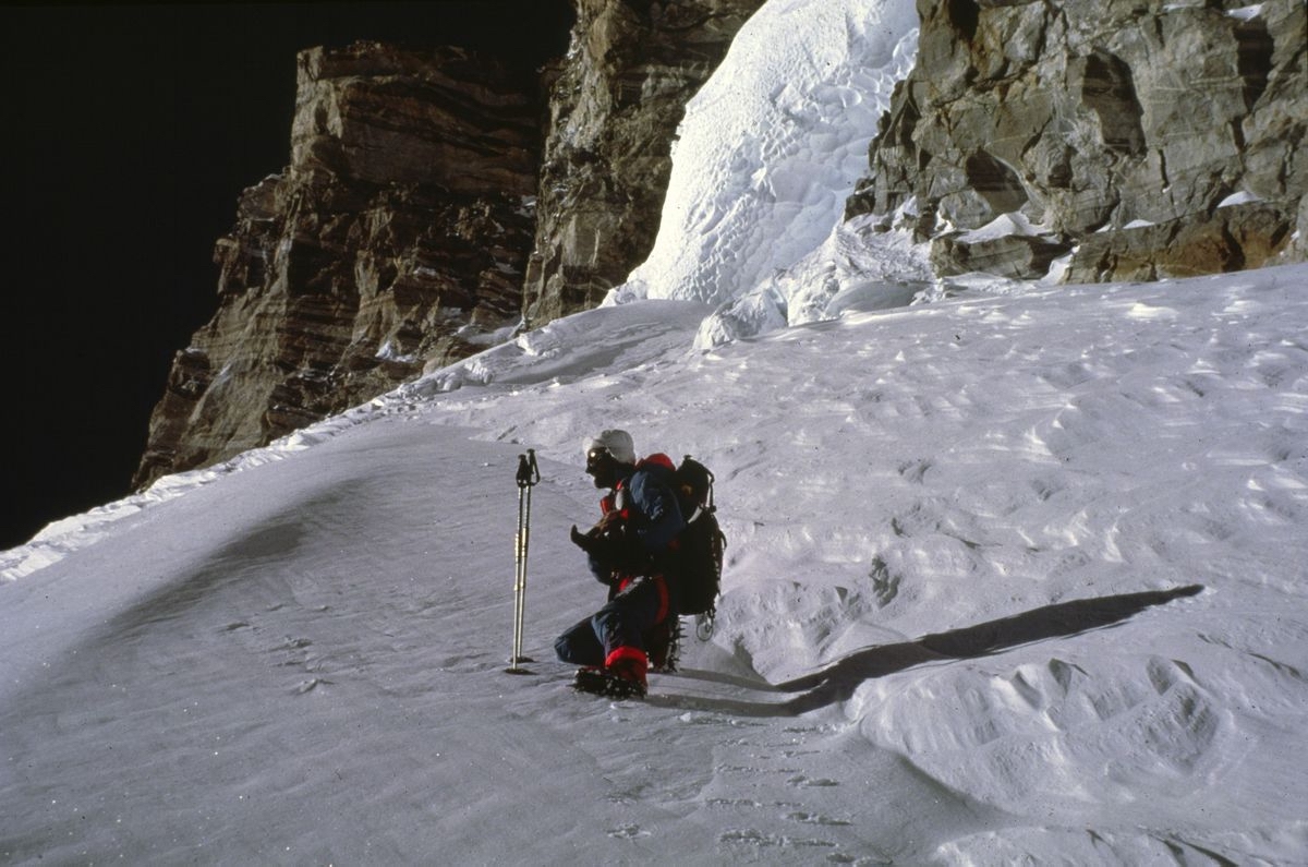 Петер Хабелер (Peter Habeler). На Канченджанге в мае 1988 года, выход на плечо на высоте примерно 7900 м. Без перил, и вообще без веревки. Фото © Карлос Булер