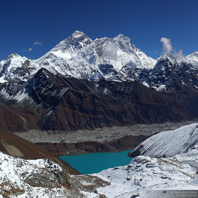 Непал, национальный парк Сагарматха, вид с перевала Ренжо Ла (5,345 m) на восьмитысячники Эверест (8,850 м) и Лхоцзе (8,516 m). Фото Антон Янковой