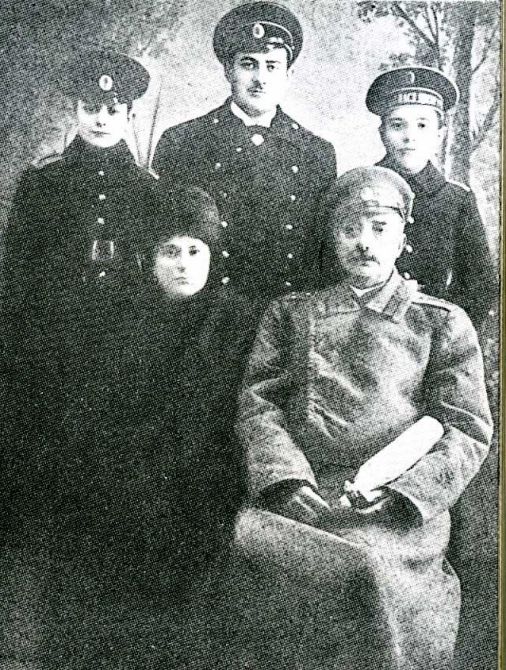 Борис Лисаневич (слева) в кругу семьи.