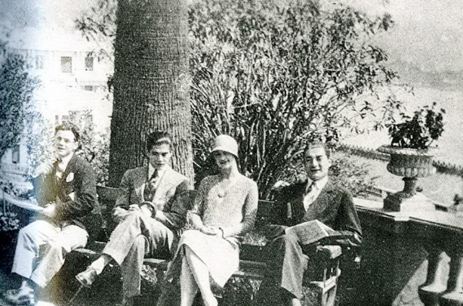 Серж Лифарь (второй слева) и Борис Лисаневич (справа) в Монте Карло.