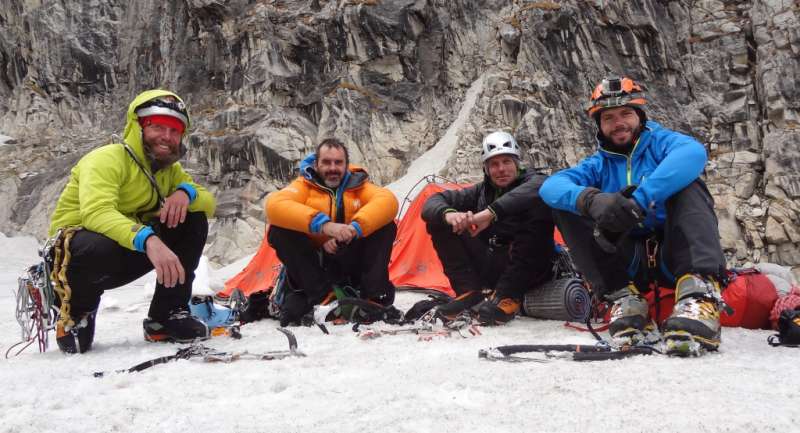 команда польских альпинистов: Мачей Бедрежчук (Maciej Bedrejczuk), Мачей Жанчар (Maciej Janczar), Томек Климчак (Tomek Klimczak) и Марчин Верник (Marcin Wernik) 