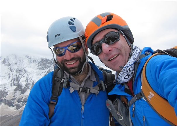 Пол Нотт (Paul Knott) и Вогхан Сноудон (Vaughan Snowdon) на вершине пик 5602 м (предложенное имя - пик Пальгов / Pik Palgov) 