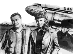 Борис Лисаневич с женой Инге у личного самолета короля