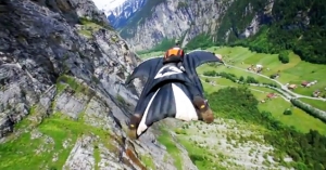 Экстремал пролетел со скоростью 170 км/ч в костюме-крыле над самой землей!