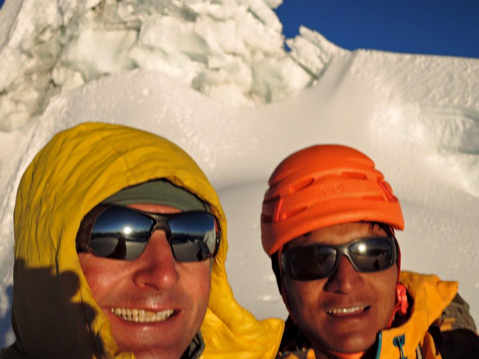 Ули Штек (Ueli Steck) и Тенджи Шерпа (Tenji Sherpa) в восхождении по Северной стене Чолатзе. Французский маршрут (Cholatse Northface via the Frenchroute). 