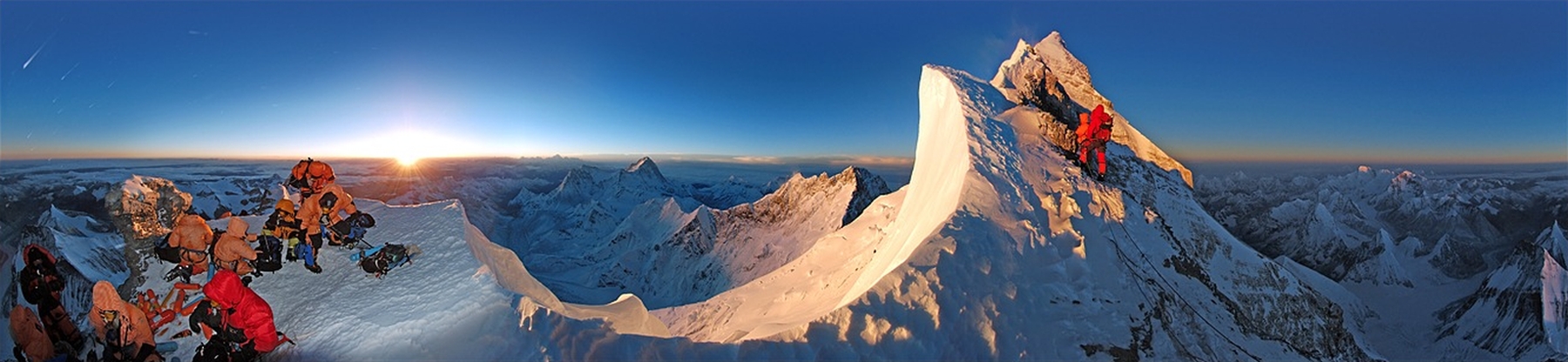 Круговая панорама Гималаев с высоты 8500 м с Северного гребня Эвереста на восходе солнца...Photo by Kyraoka Hiroyuki