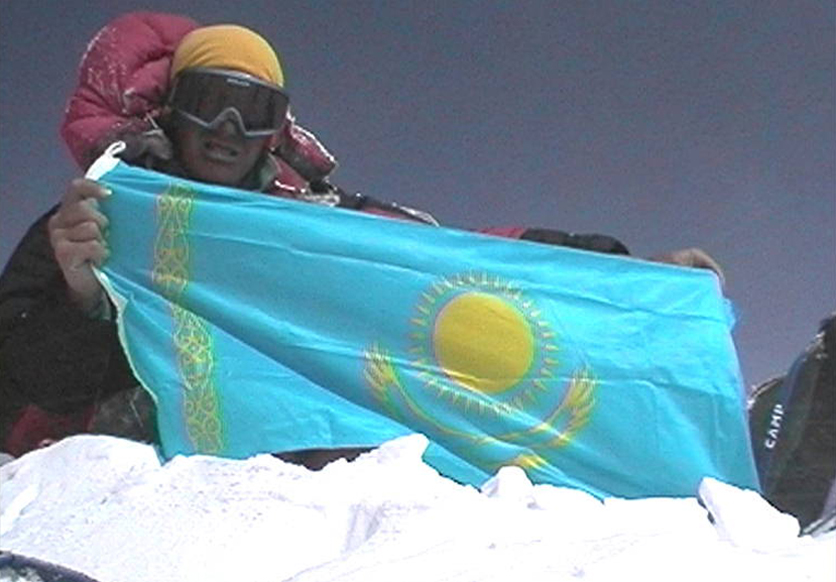 Денис Урубко на вершине Эвереста