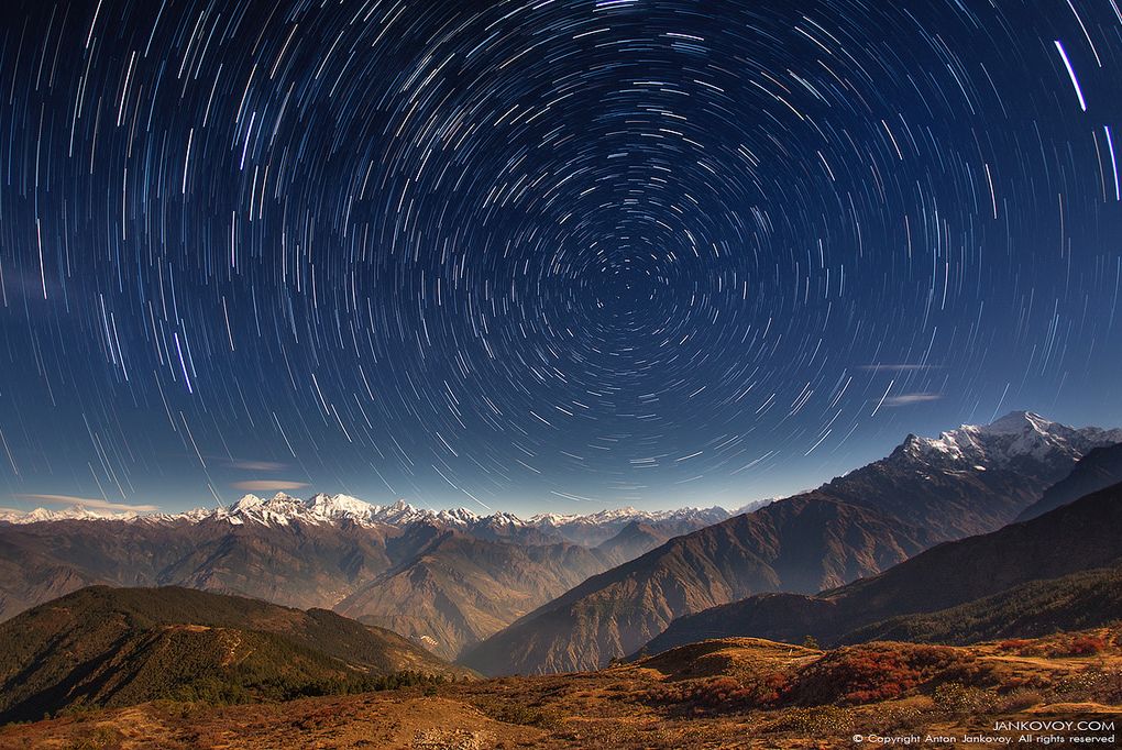 Вращение Земли. Непал, регион Лангтанг, хребет Ганеш-Гимал с главным пиком высотой 7,429 м, вид из деревни Лауребина Як (3914 м). Фото Антон Янковой