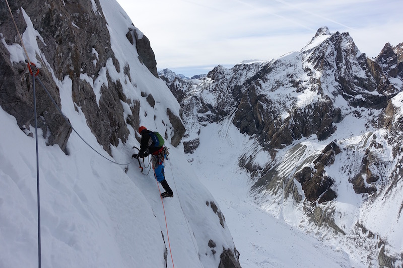 На маршруте "Le Prestige des Écrins" по Северной стене горы Пик Санс Ном (Pic Sans Nom) выстой 3913 метров в массиве Экрен в французских Альпах