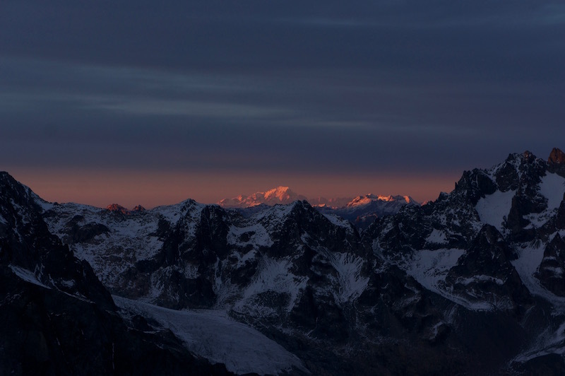 На маршруте "Le Prestige des Écrins" по Северной стене горы Пик Санс Ном (Pic Sans Nom) выстой 3913 метров в массиве Экрен в французских Альпах