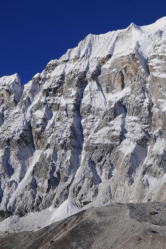 маршрут À la verticale de la peine по Северо-Восточной стене пика Дзампа Це (Дзампацзе) Dazampa Tse (Dzasampatse) высотой 6293 метров