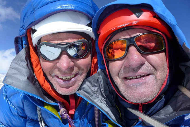 Пол Рамсден (Paul Ramsden) и Мик Фаулер (Mick Fowler) на маршруте по Северной стене горы Гэйв Динг (Gave Ding) в Непале