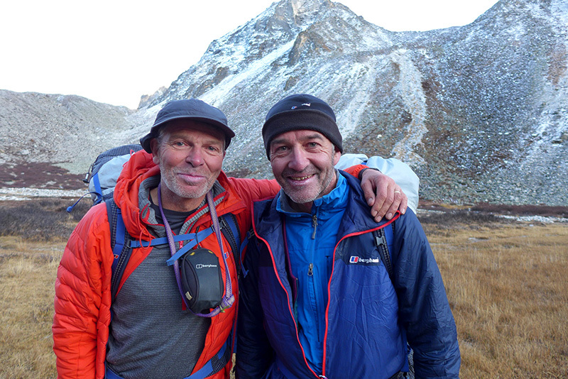 Пол Рамсден (Paul Ramsden) и Мик Фаулер (Mick Fowler) на маршруте по Северной стене горы Гэйв Динг (Gave Ding) в Непале