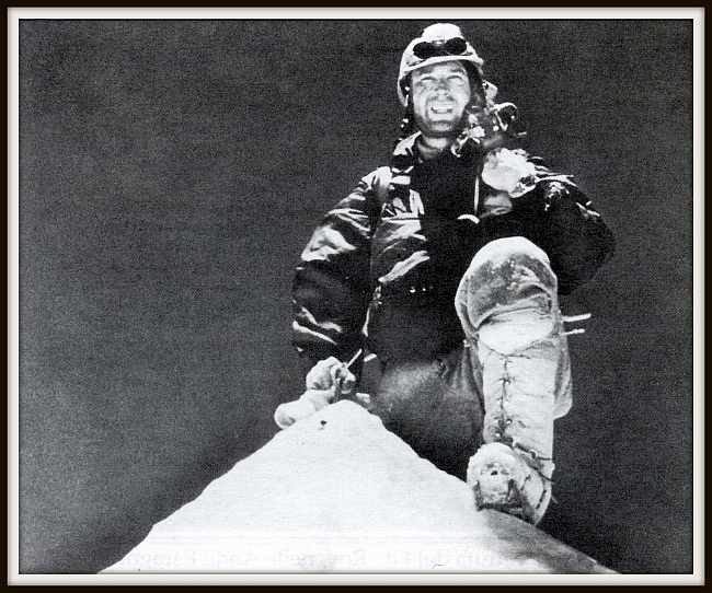 Лионель Террай (Lionel Terray) на вершине Макалу 1955 год