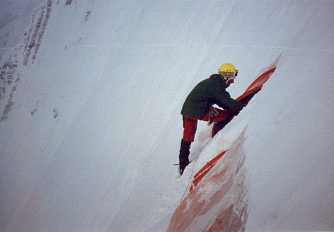 Южная стена Лхоцзе, 1991. Засыпанные снегом палатки лагеря-2