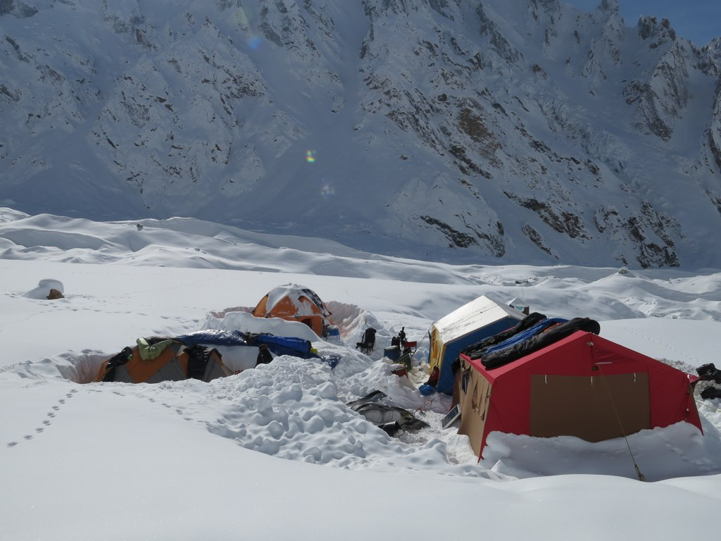 Базовый лагерь со стороны Диамир, засыпанный снегом, в январе 2013 года