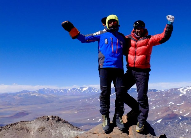  Алекс Тикон (Alex Txikon) и Даниэль Нарди (Daniele Nardi) на вершине горы Инкауаси (6638 м), декабрь 2015.
