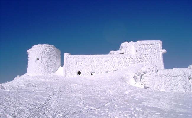здание астрономическо-метеорологической обсерватории на горе Поп Иван