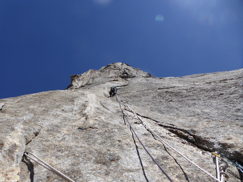 Пик Слесова (Peak Slesova, 4240 м), по Западной стене: маршрут «Перестройка крэк» (800 м; 7a/b). Участники Cavalli, Sanguineti