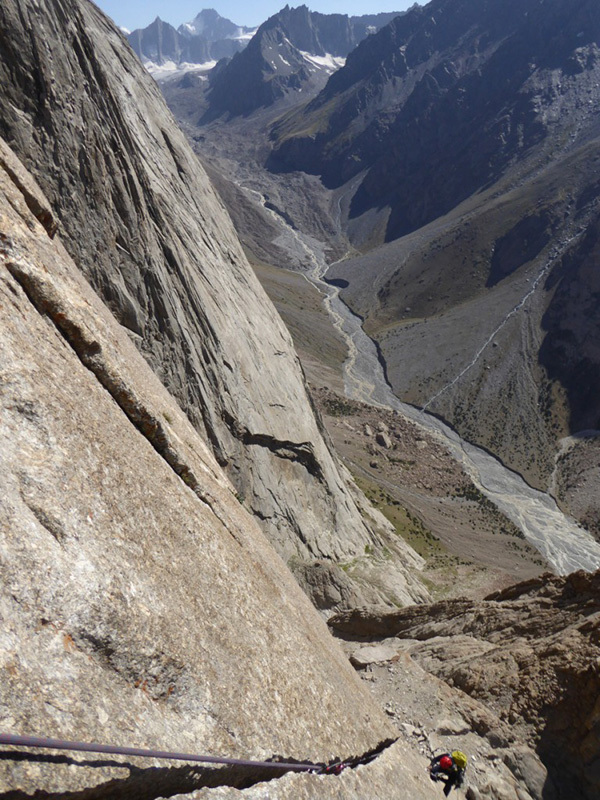 Пик Слесова (Peak Slesova, 4240 м), по Западной стене: маршрут «Перестройка крэк» (800 м; 7a/b). Участники Cavalli, Sanguineti