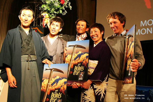  Кэй Танигути (Kei Taniguchi) и Кадзуя Хираидэ (Kazuya Hiraide) на церемонии "Золотой ледоруб") в 2009 году