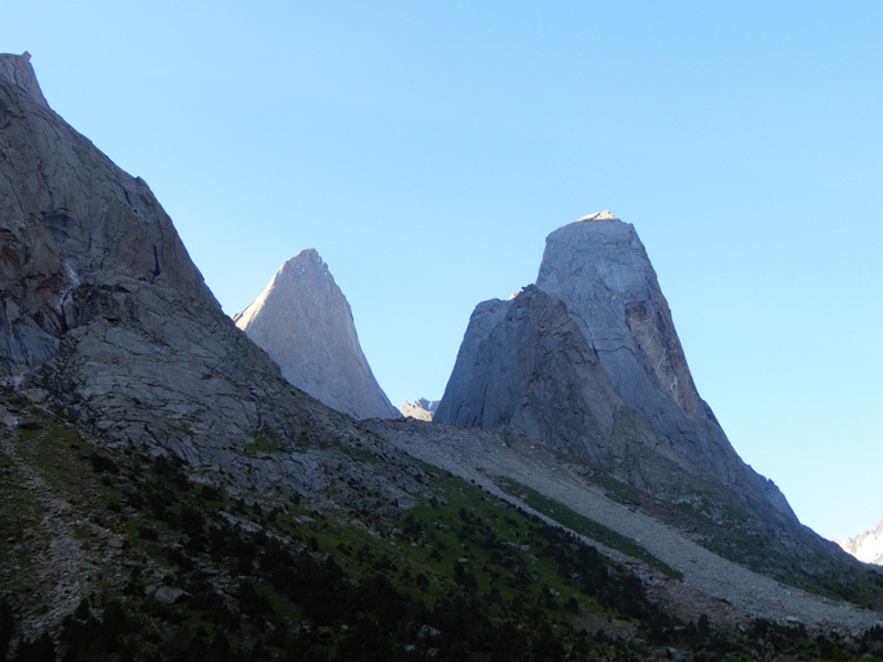 пик Одесса (4810 м), пик Асан (4230 м). фото итальянской экспедиции 2015 года 