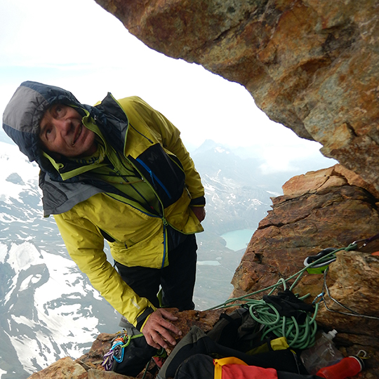 Французский альпинист Патрик Габарру (Patrick Gabarrou) близ вершины Маттерхорна
