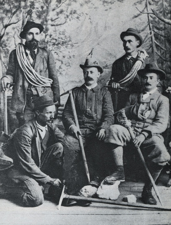 Одними из самых страстных альпинистов Англии позднего периода освоения Альп считаются Дж. С. Филлимор и А.Г. Рейнор (на фото в центре и справа, сидя). Под руководством Ангело Димаи (справа, стоя) и Санто Сиорпаеса в 1895 г. они совершили первовосхождение по северо-западной стене горы Чиветта, а в 1896 г. вместе с тем же Димаи и Л. Рицци первыми покорили восточную стену горы Розенгартен. В 1897 г. в компании Ангело Димаи, Г. Колли (слева, стоя) и Архангело Дибона (встав на колено) они взошли по северной стене горы Монте Пельмо и в 1898 г. с Михаелем Иннеркофлером прошли по южной стене горы Антелао.