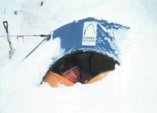 Букреев в палатке под Аннапурной. За несколько дней до гибели