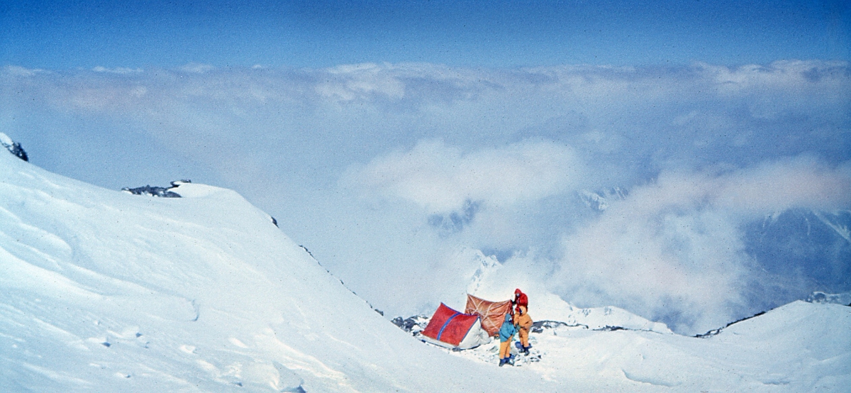 Штурмовой лагерь – самый высокий на траверсе – группа ставит на высоте 7300 метров. 