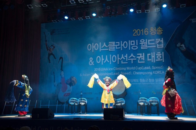 А вот так открывали соревнования накануне в местном театре - традиционными корейскими танцами и музыкой.