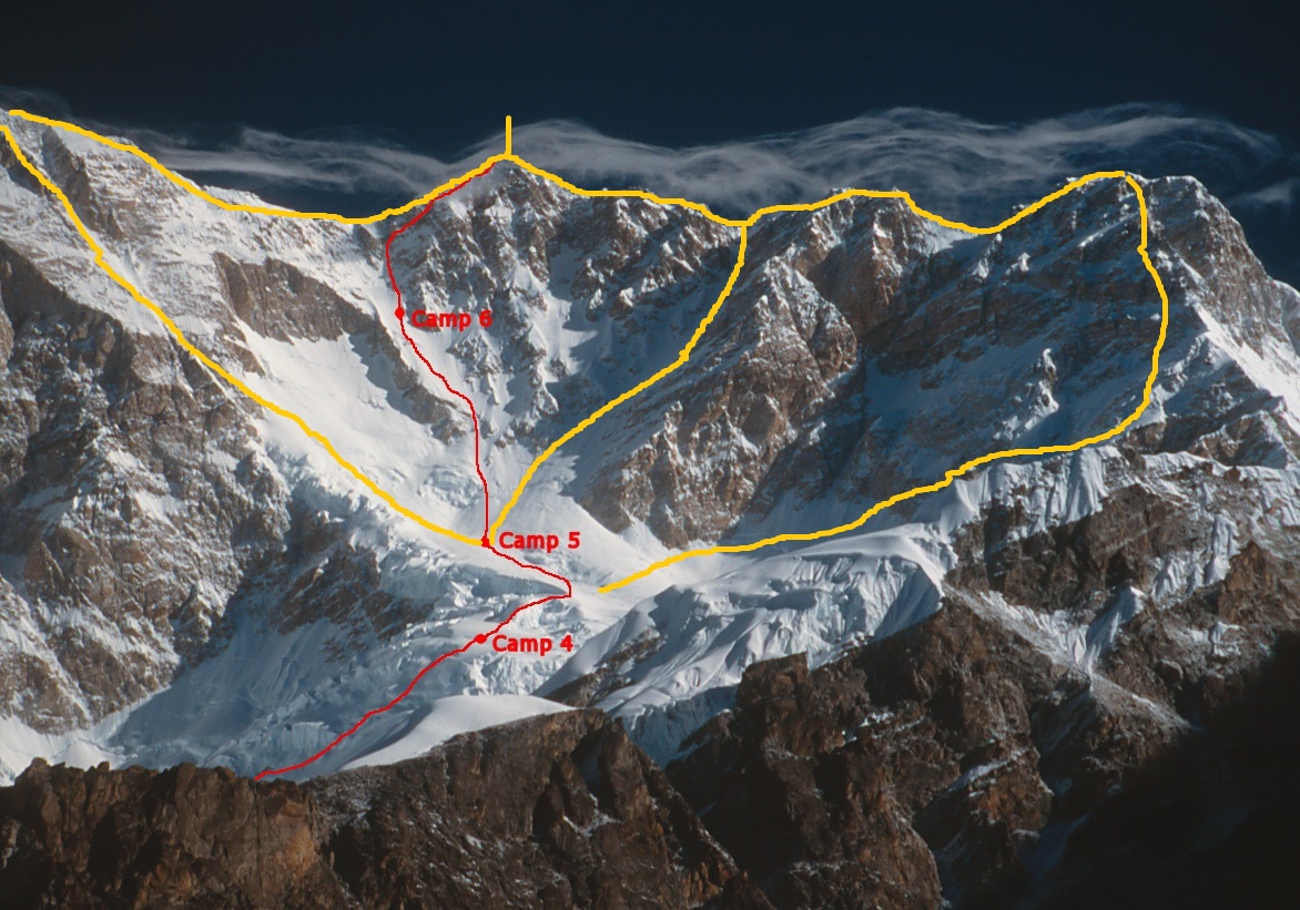 Маршруты 1989 года. Сперва альпинисты поднялись по среднему маршруту, а затем прошли траверсы с левой и правой стороны к главной вершине