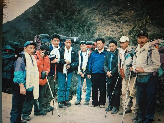 Темба Тшери Шерпа (Temba Tsheri Sherpa) в 2000 году. с участниками восхождения на Эверест