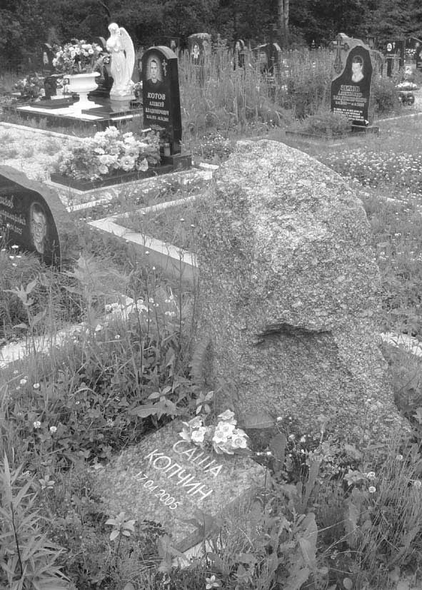 Могила А.А.Колчина на Кузьмиловском кладбище, 12 ряд, слева