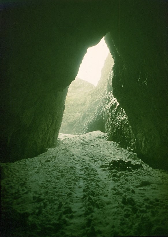 Входной колодец пещеры Снежная в 1981 г. Фото: Серафимов К.