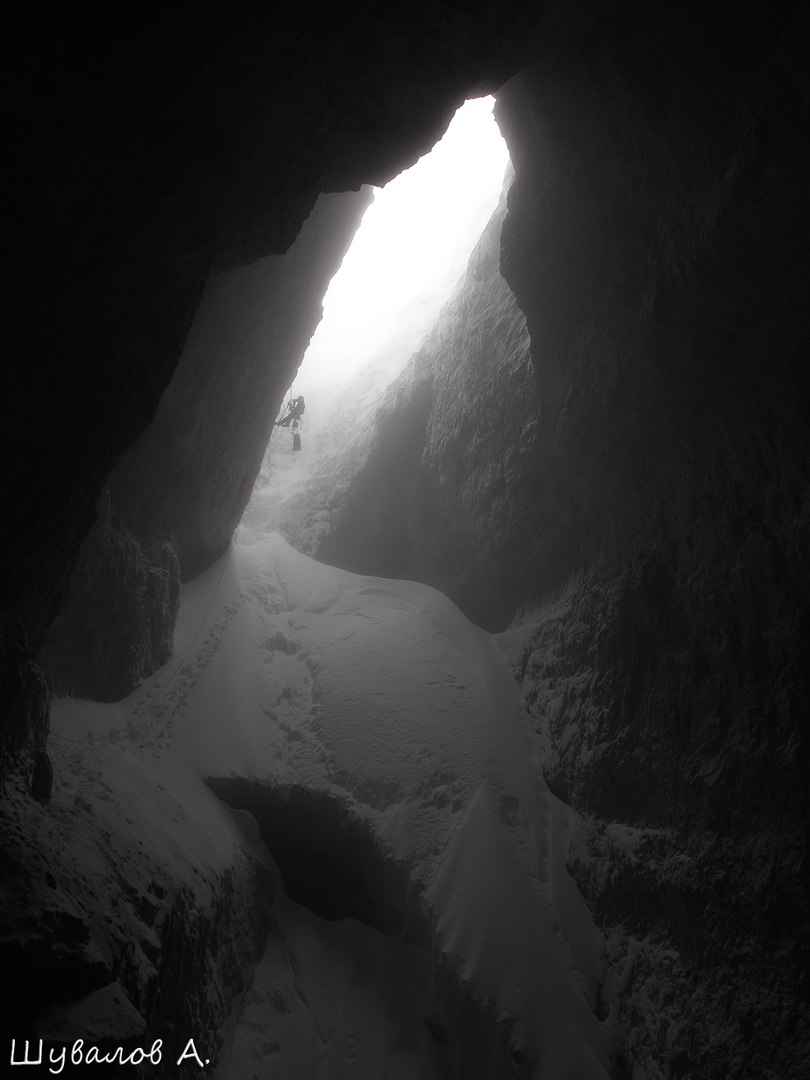 Входной колодец пещеры Снежная в январе 2013 г. Фото Шувалов А.