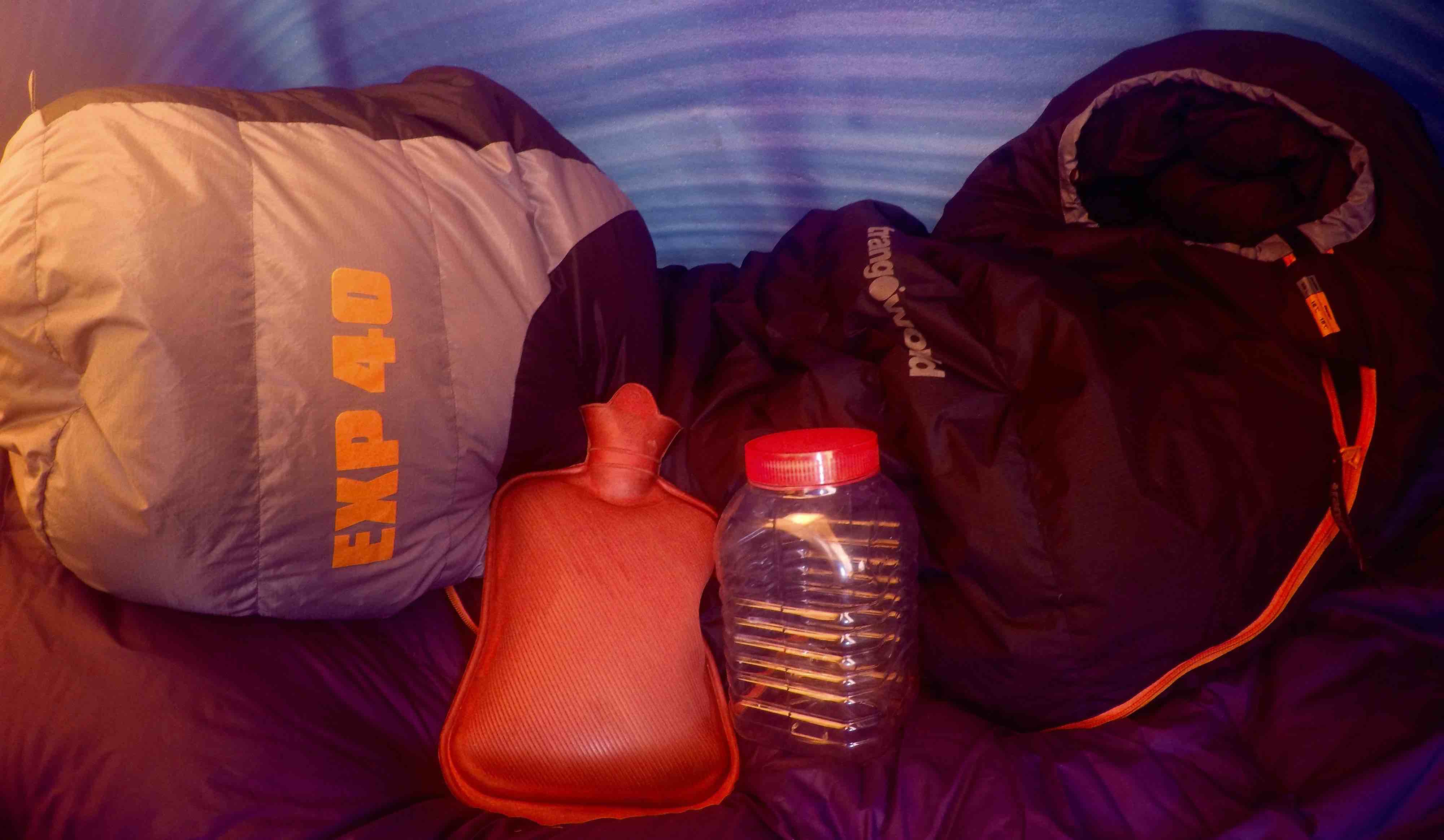 Нангапарбат. Грелка и туалетная бутылка в палатках базового лагеря