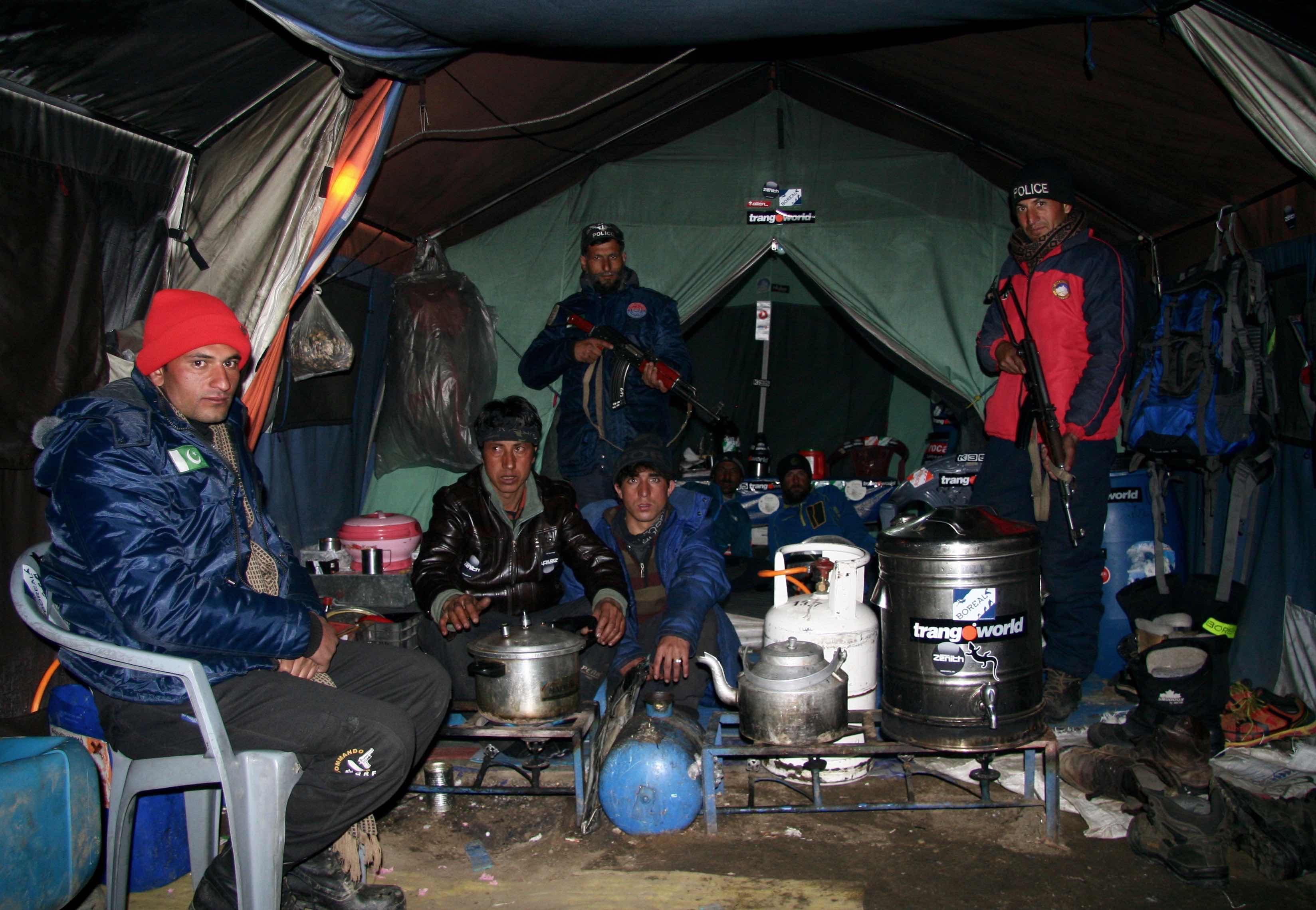 Базовый лагерь Нангапарбат под охраной армии Пакистана