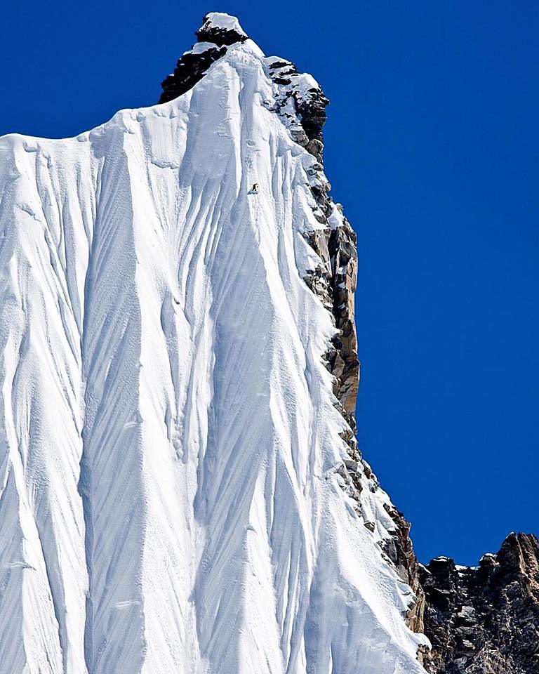 Сноубордист спускается с горы в Непале. Фото Andrew Miller