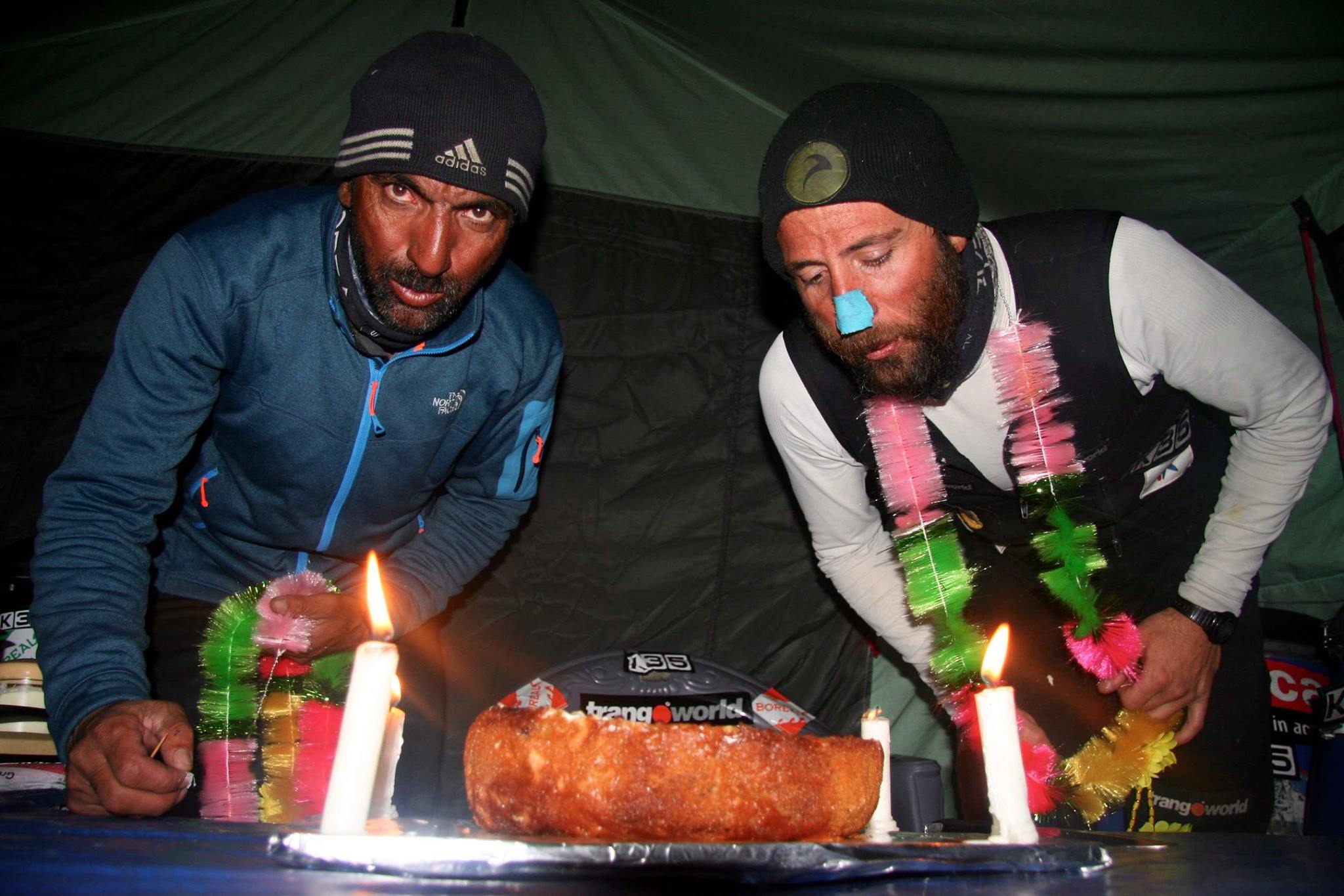 Алекс Тикон (Alex Txikon, Испания) и Мухаммад Али "Садпара" (Muhammad Ali "Sadpara", Пакистан) за праздничным столом в базовом лагере. 27 февраля 2016 года