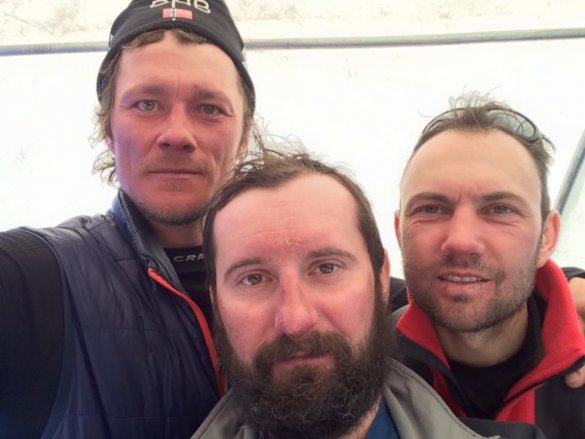 Альпинисты совершают экспедицию под лозунгом "Флаг Украины на вершинах мира"